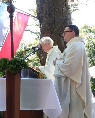 ks.Stanisław Langner i o.Grzegorz Siwek przy ołtarzu 15-08-2026